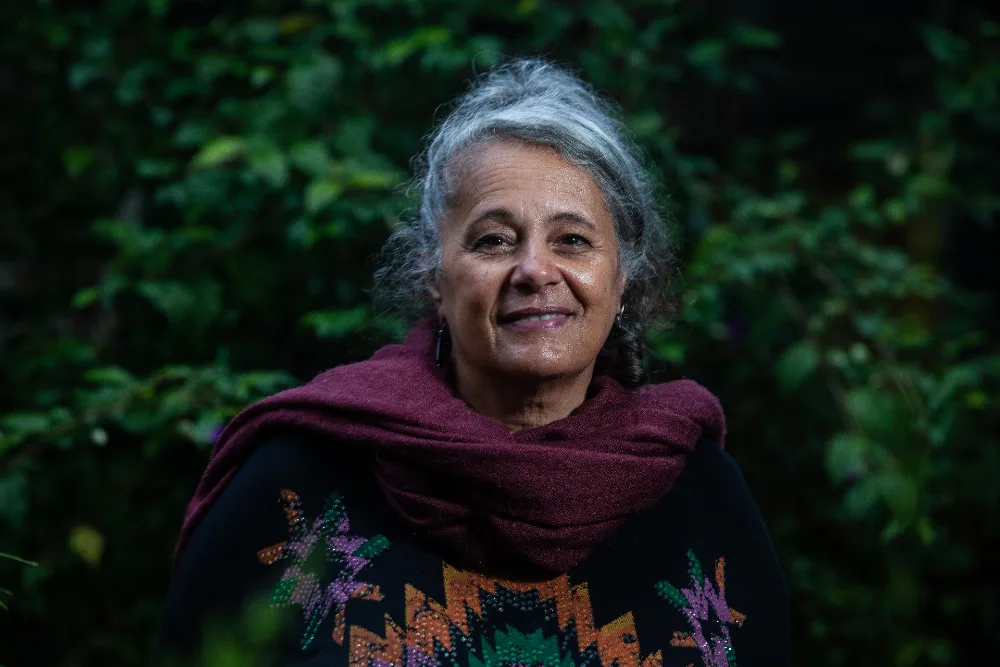 Retrato editorial da Profa. Dra. Sueli Ângelo Furlan em ambiente arborizado